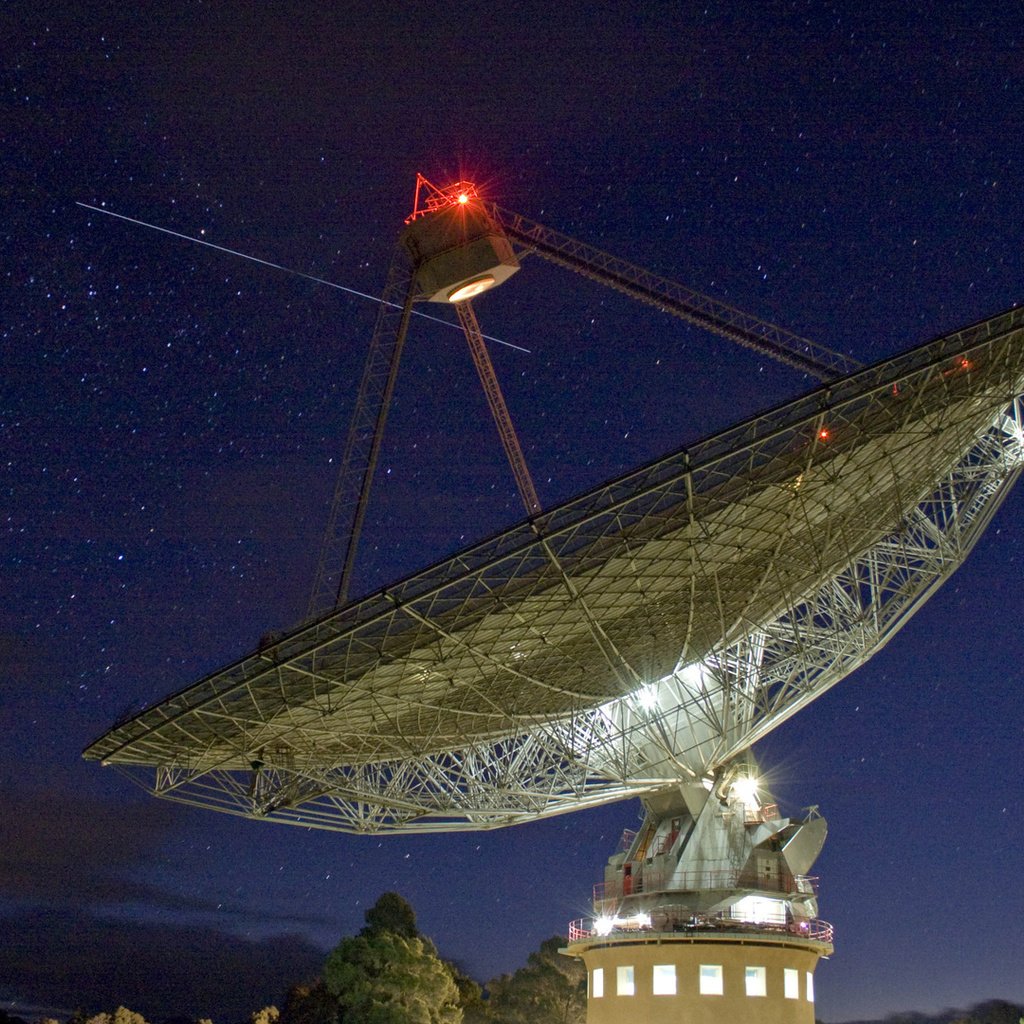 Обои ночь, деревья, космос, звезды, антенна, parkes shuttle, радиотелескоп, night, trees, space, stars, antenna, radio telescope разрешение 1920x1080 Загрузить