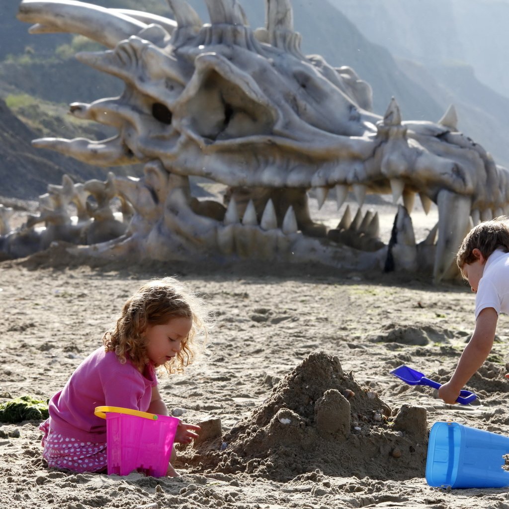 Обои песок, дети, dragon skull, sand, children разрешение 2560x1600 Загрузить