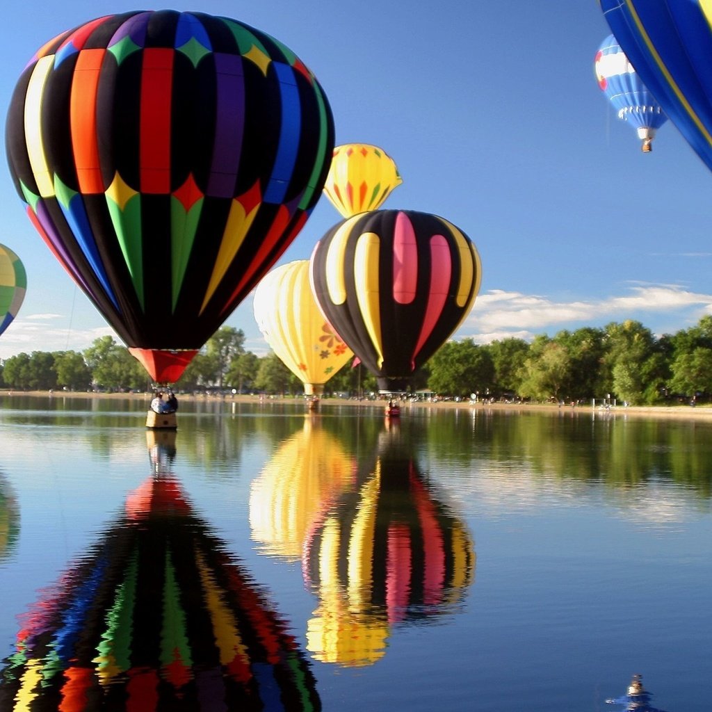 Обои небо, деревья, вода, озеро, воздушный шар, the sky, trees, water, lake, balloon разрешение 2560x1440 Загрузить