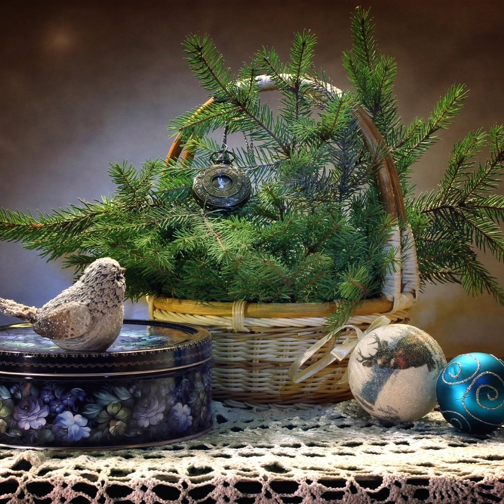 Обои ель, игрушки, птичка, коробка, еловая ветка, spruce, toys, bird, box, spruce branch разрешение 2000x1320 Загрузить