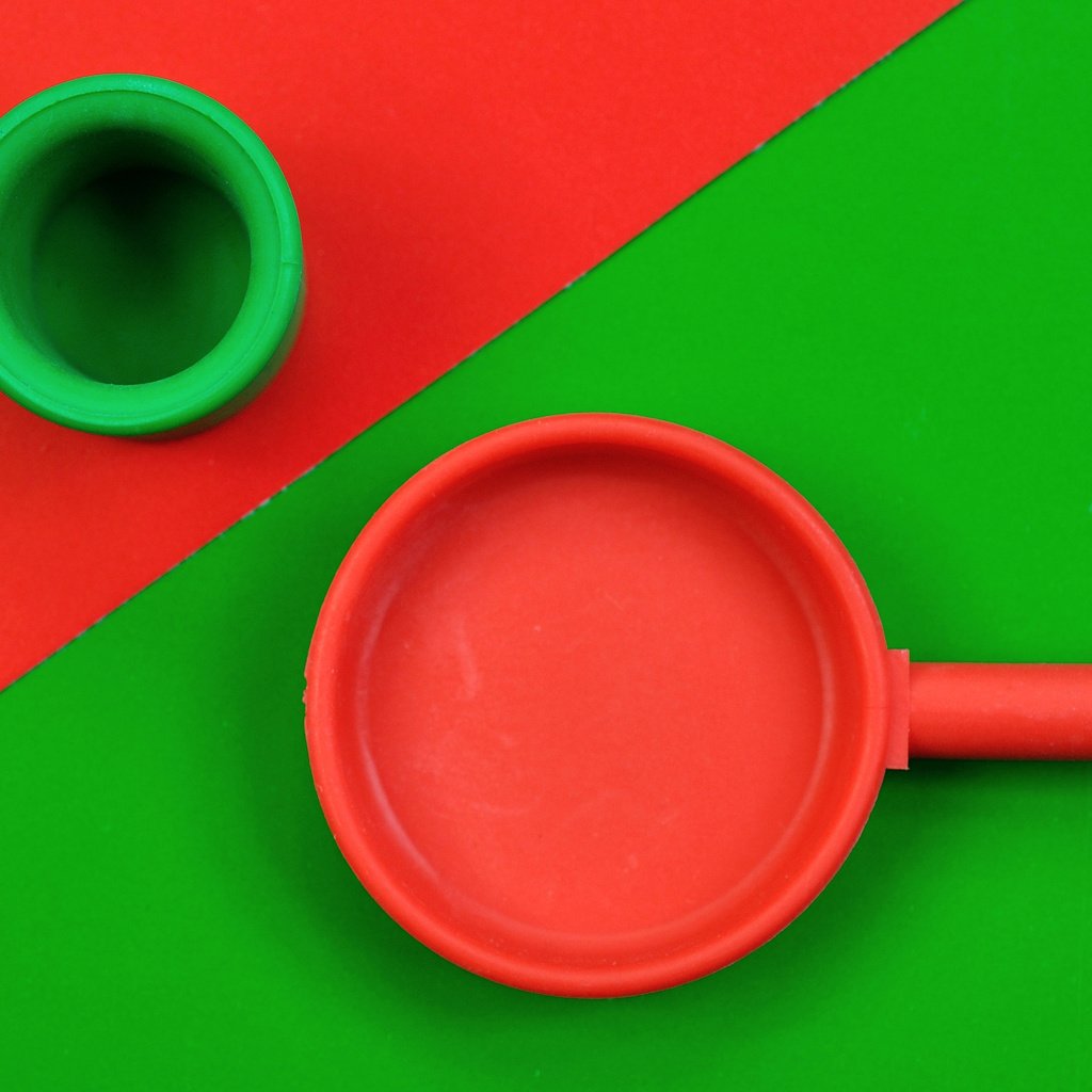 Обои кружка, красное, зеленое, сковорода, mug, red, green, pan разрешение 2926x2090 Загрузить