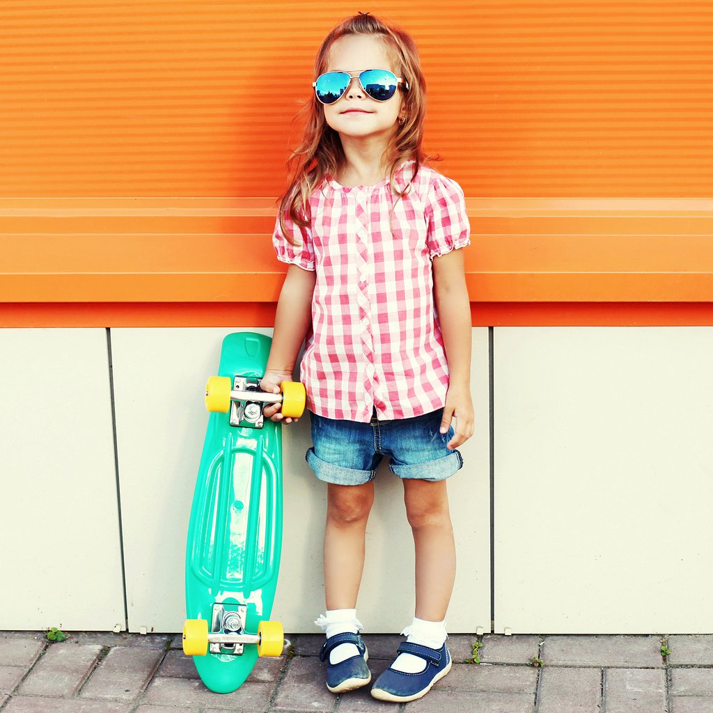 Обои лето, очки, девочка, скейтборд, дитя, little girls, summer, glasses, girl, skateboard, child разрешение 2350x1612 Загрузить