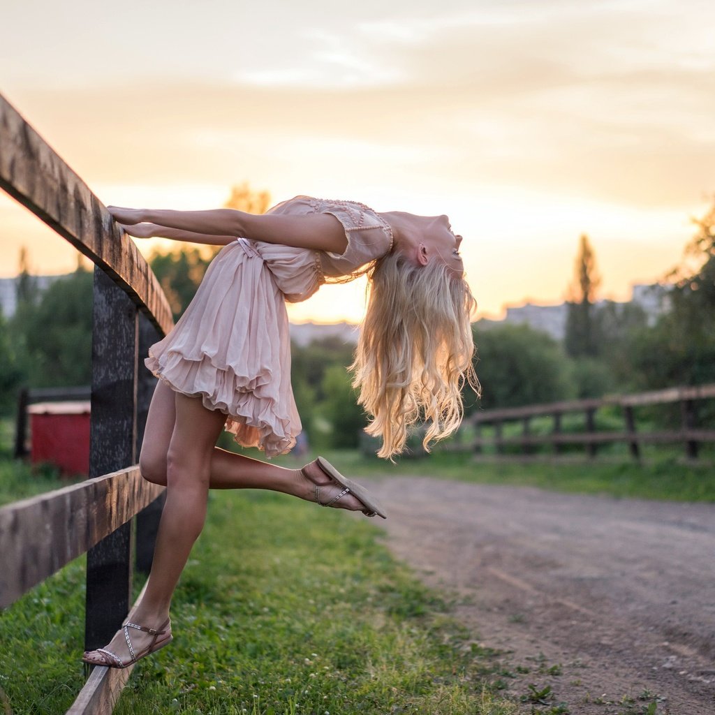 Обои дорога, девушка, блондинка, забор, модель, волосы, natalya, road, girl, blonde, the fence, model, hair разрешение 2048x1365 Загрузить