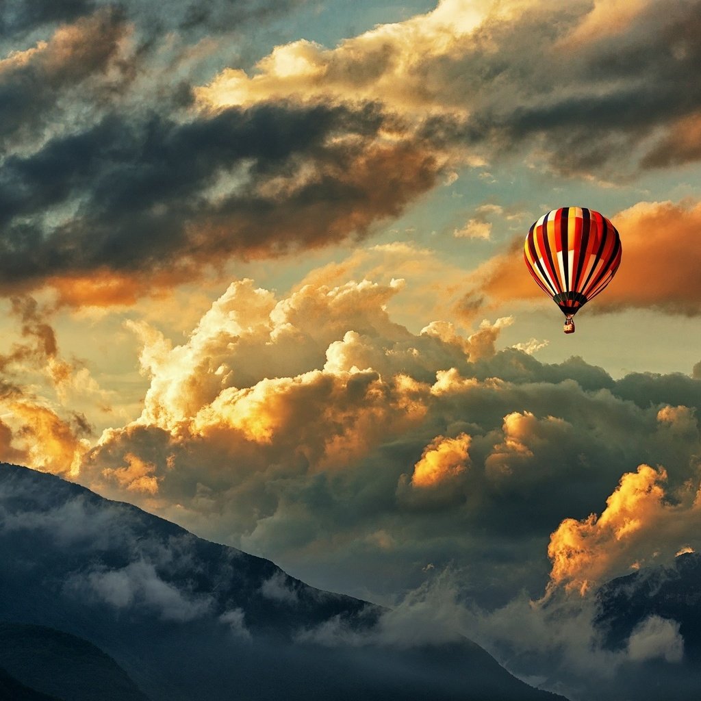 Обои небо, облака, горы, воздушный шар, солнечный свет, the sky, clouds, mountains, balloon, sunlight разрешение 1920x1281 Загрузить