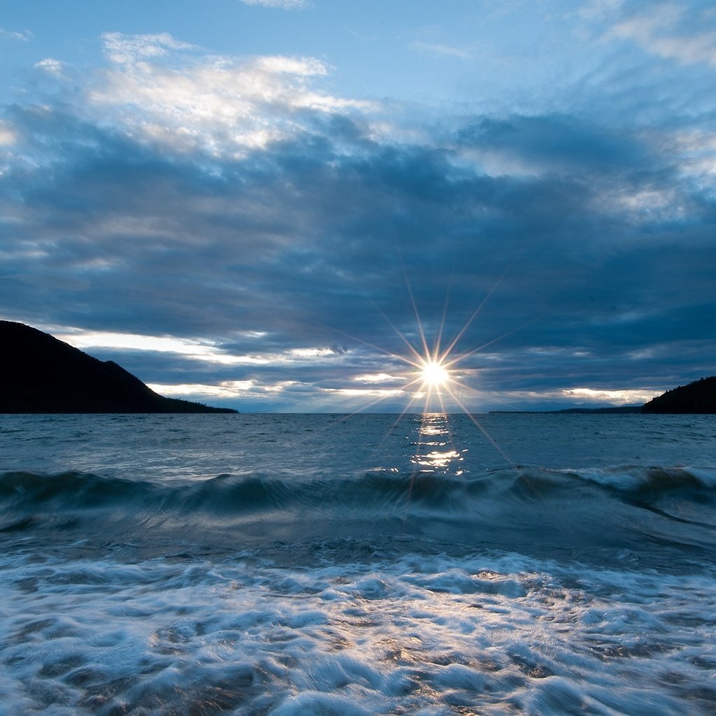 Обои небо, облака, озеро, солнце, берег, волны, байкал, the sky, clouds, lake, the sun, shore, wave, baikal разрешение 1920x1276 Загрузить