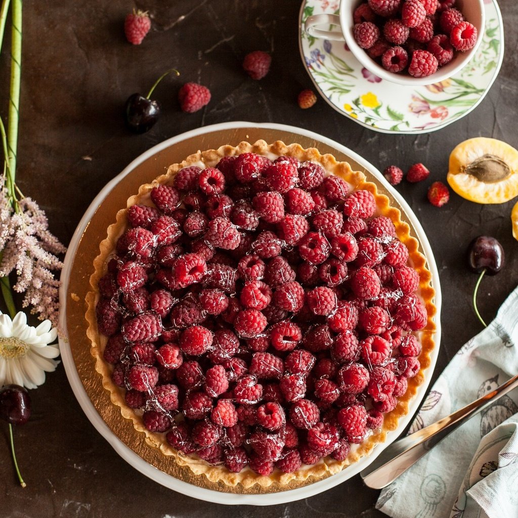 Обои цветы, малина, ягоды, выпечка, пирог, начинка, flowers, raspberry, berries, cakes, pie, filling разрешение 2048x1342 Загрузить