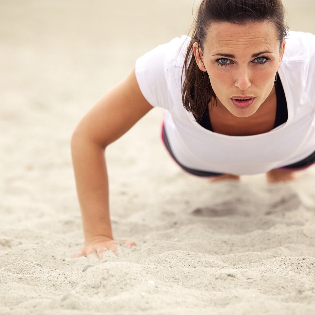 Обои поза, песок, пляж, фитнес, спортивная одежда, тренировки, отжимание, pose, sand, beach, fitness, sports wear, workout, push-ups разрешение 5000x3333 Загрузить