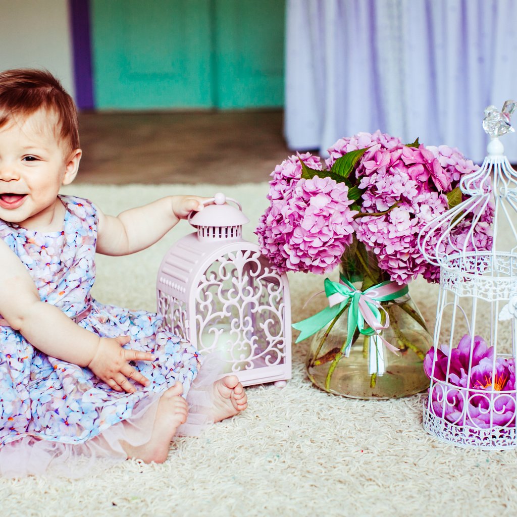 Обои цветы, платье, улыбка, девочка, малышка, flowers, dress, smile, girl, baby разрешение 3798x2532 Загрузить