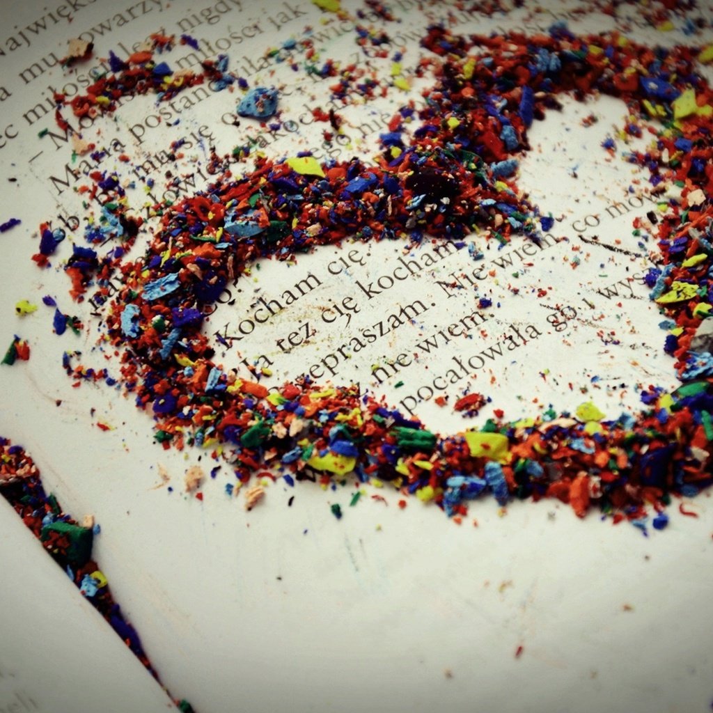 Обои разноцветные, разноцветный, сердце, любовь, текст, книга, стружка, крошки, colorful, heart, love, text, book, chips, crumbs разрешение 2500x1733 Загрузить