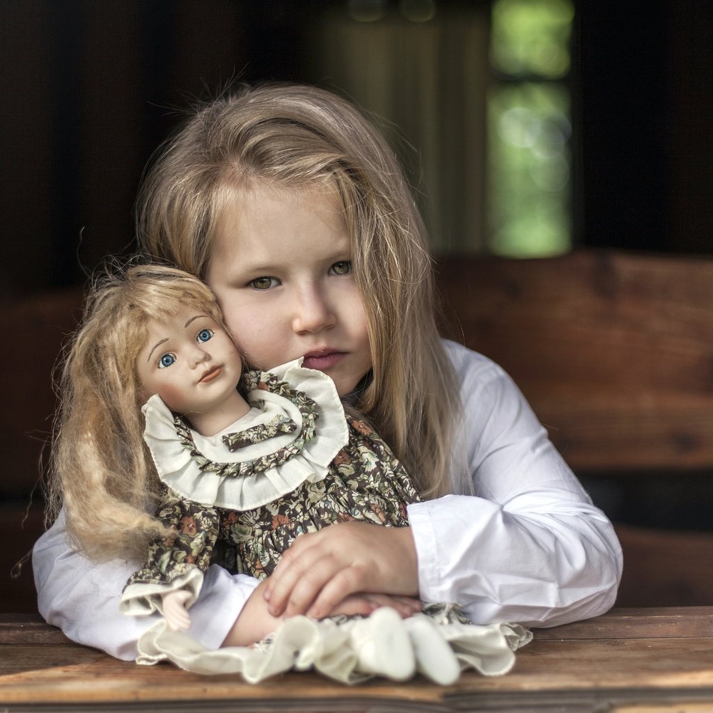 Обои портрет, взгляд, дети, девочка, кукла, волосы, лицо, ребенок, portrait, look, children, girl, doll, hair, face, child разрешение 2500x1726 Загрузить