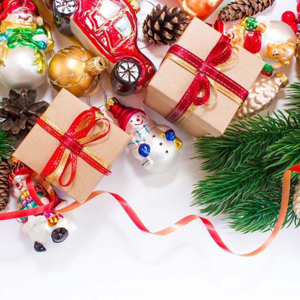 Обои новый год, снеговики, хвоя, елочные игрушки, подарки, машинка, шарики, ленточки, игрушки, рождество, шишки, new year, snowmen, needles, christmas decorations, gifts, machine, balls, ribbons, toys, christmas, bumps разрешение 2880x1800 Загрузить