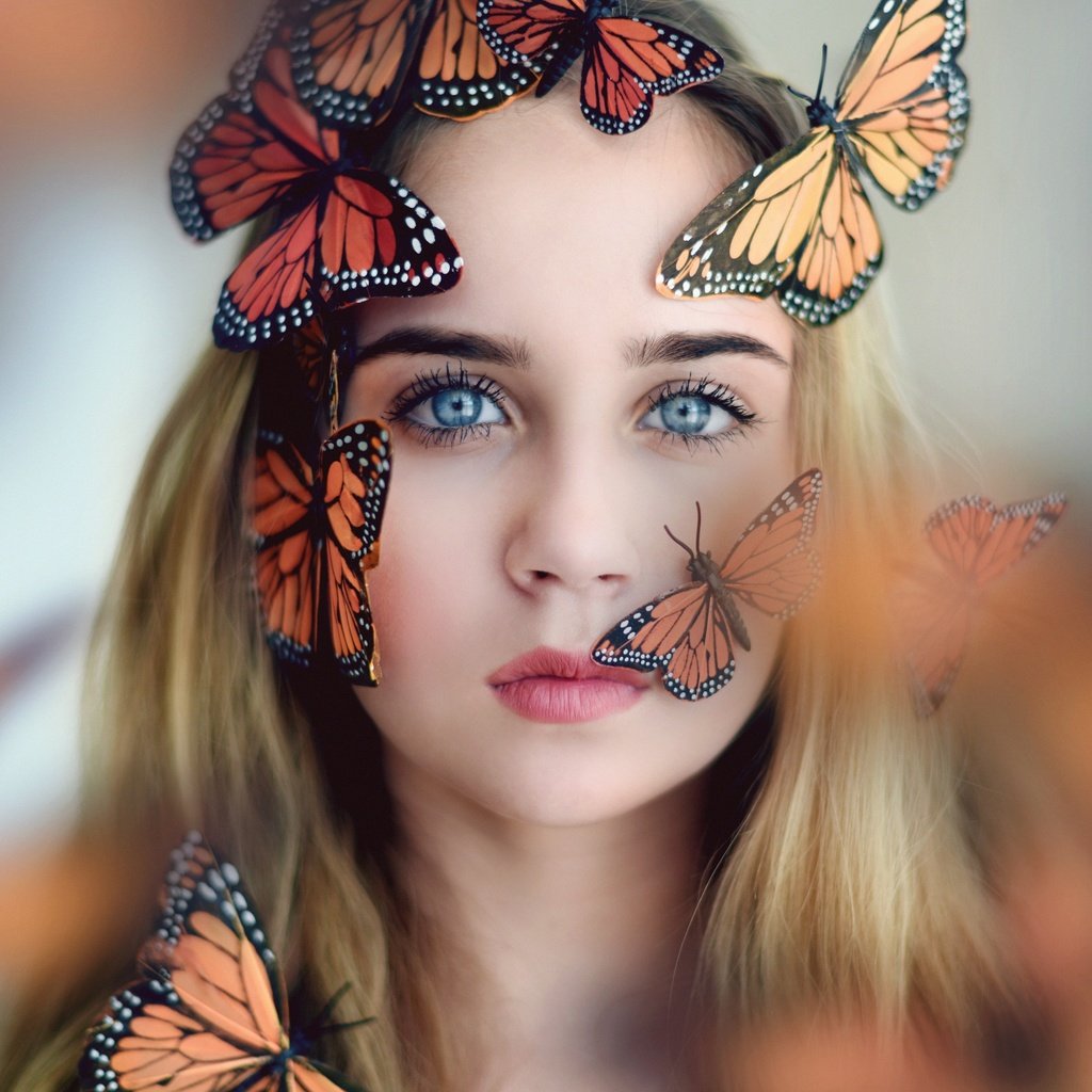 Обои голубые глаза, девушка, боке, настроение, блондинка, взгляд, ситуация, насекомые, лицо, бабочки, blue eyes, girl, bokeh, mood, blonde, look, the situation, insects, face, butterfly разрешение 6500x3232 Загрузить