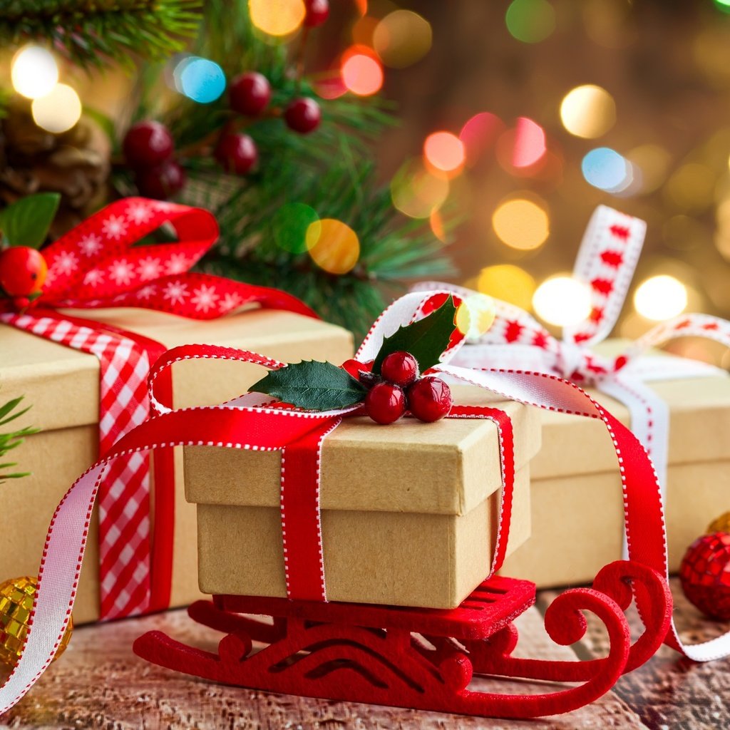 Обои новый год, украшения, подарки, ягоды, подарок, рождество, бант, ветки ели, new year, decoration, gifts, berries, gift, christmas, bow, fir-tree branches разрешение 2880x1800 Загрузить