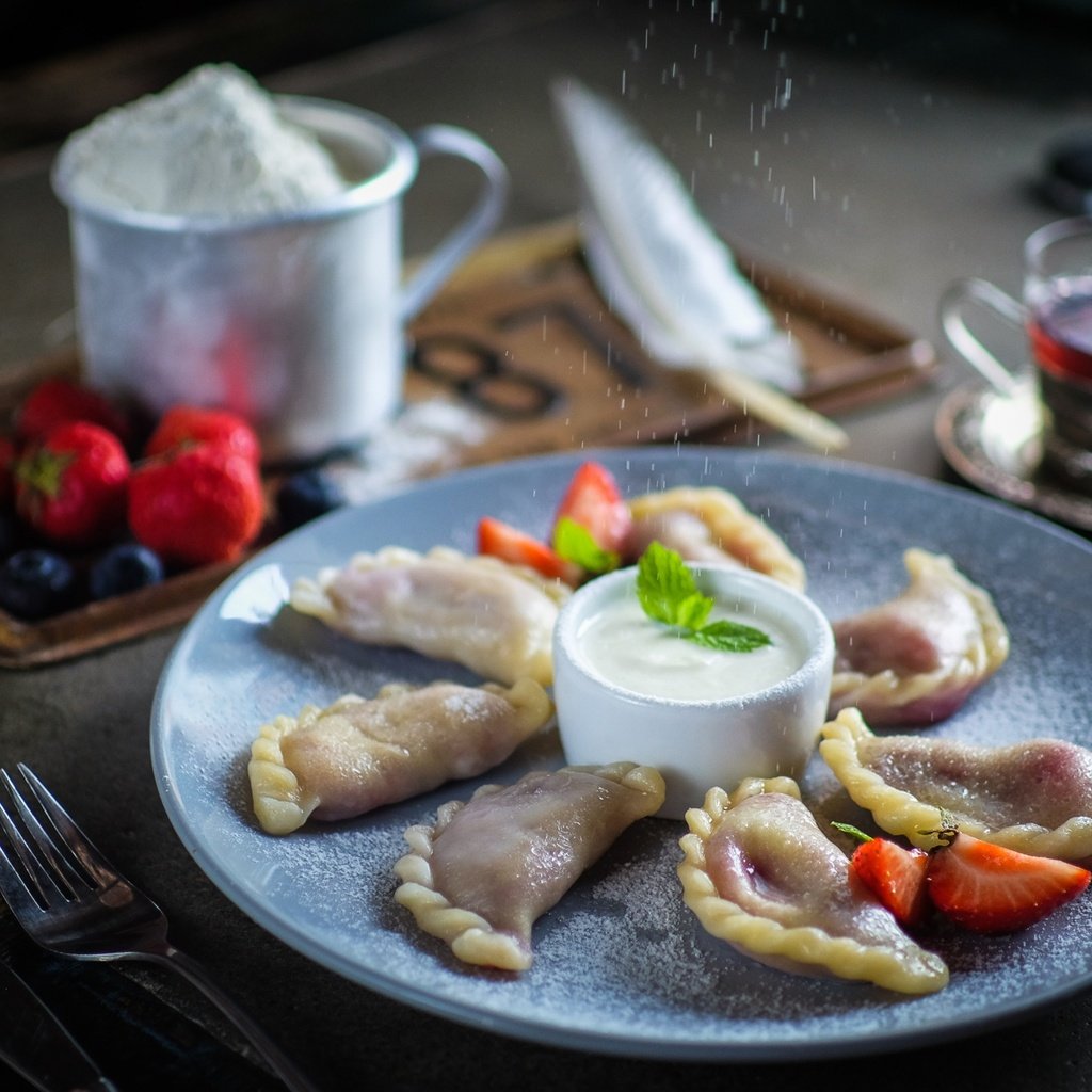 Обои клубника, ягоды, черника, чай, сметана, мука, вареники, strawberry, berries, blueberries, tea, sour cream, flour, dumplings разрешение 2100x1432 Загрузить