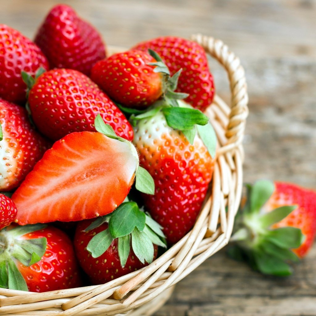 Обои клубника, ягоды, корзинка, strawberry, berries, basket разрешение 2560x1675 Загрузить
