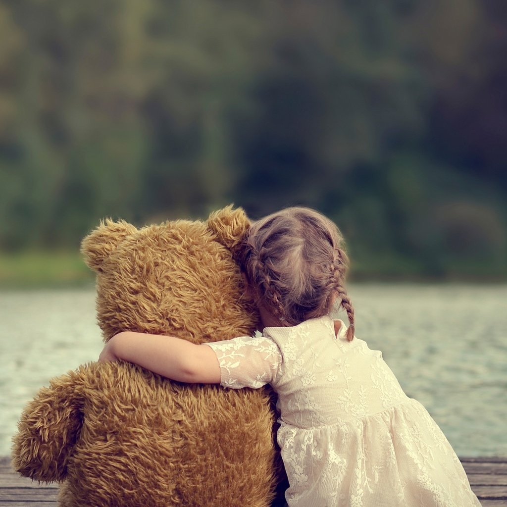 Обои медведь, девочка, в обнимку, bear, girl, in the arms of разрешение 2560x1440 Загрузить