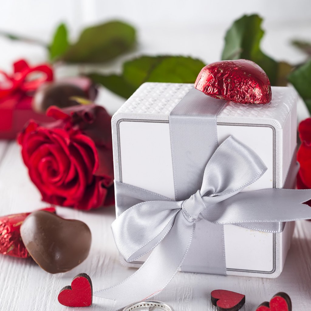 Обои цветы, влюбленная, розы, валентинов день, красные, букет, подарок, сердечки, романтик, в шоколаде, flowers, love, roses, valentine's day, red, bouquet, gift, hearts, romantic, chocolate разрешение 2112x1188 Загрузить