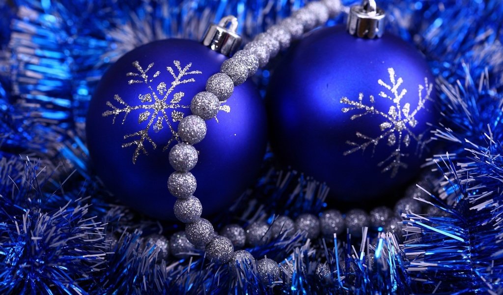 Обои синие шарики, бусы, елочные игрушки, новогодние игрушки, новогодний шар, blue balls, beads, christmas decorations, christmas toys, christmas ball разрешение 1920x1200 Загрузить