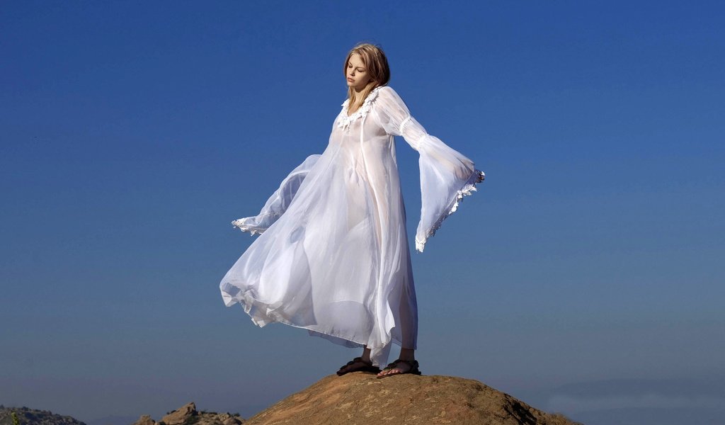 Обои небо, девушка, берта, белый пеньюар, the sky, girl, berta, white robe разрешение 1920x1200 Загрузить