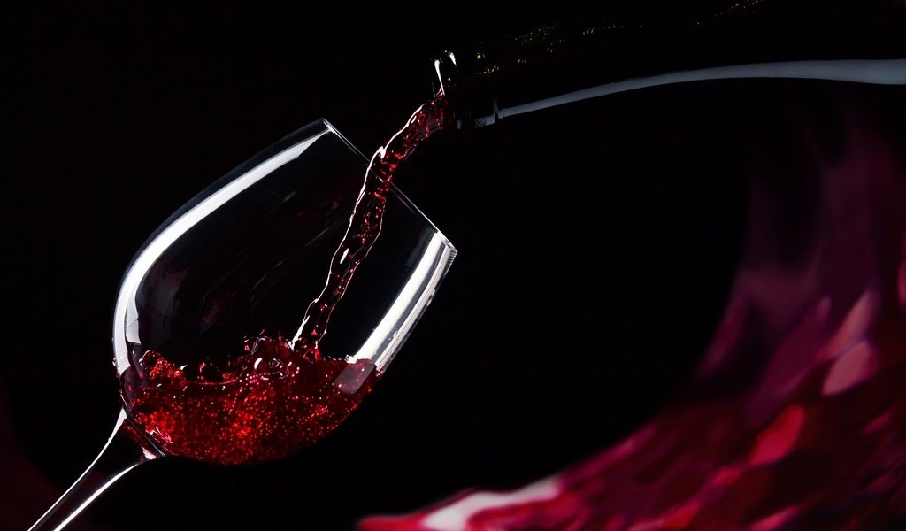 Обои бокал, черный фон, вино, бутылка, красное, glass, black background, wine, bottle, red разрешение 2880x1800 Загрузить