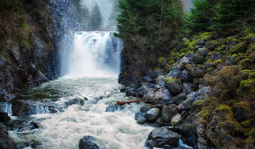 Обои скалы, природа, камни, водопад, вашингтон, байдарочники, rocks, nature, stones, waterfall, washington, kayakers разрешение 1920x1080 Загрузить