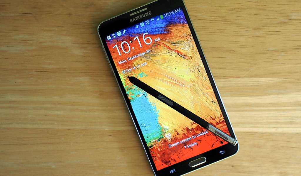 Обои samsung galaxy note 3 и s pen на столе, samsung galaxy note 3 and s pen on the table разрешение 2560x1600 Загрузить