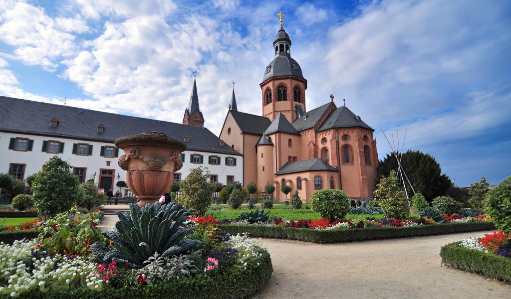 Обои цветы, собор, германия, клумба, клумбы, зелигенштадт, flowers, cathedral, germany, flowerbed, beds, seligenstadt разрешение 3264x2168 Загрузить