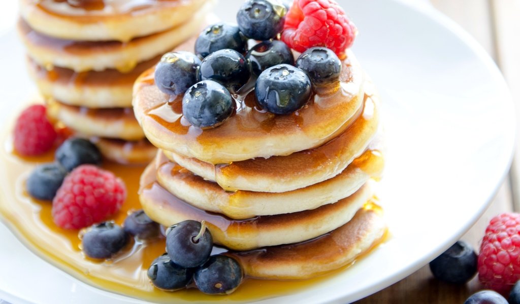 Обои малина, ягоды, черника, мед, блинчики, оладьи, raspberry, berries, blueberries, honey, pancakes разрешение 1920x1285 Загрузить