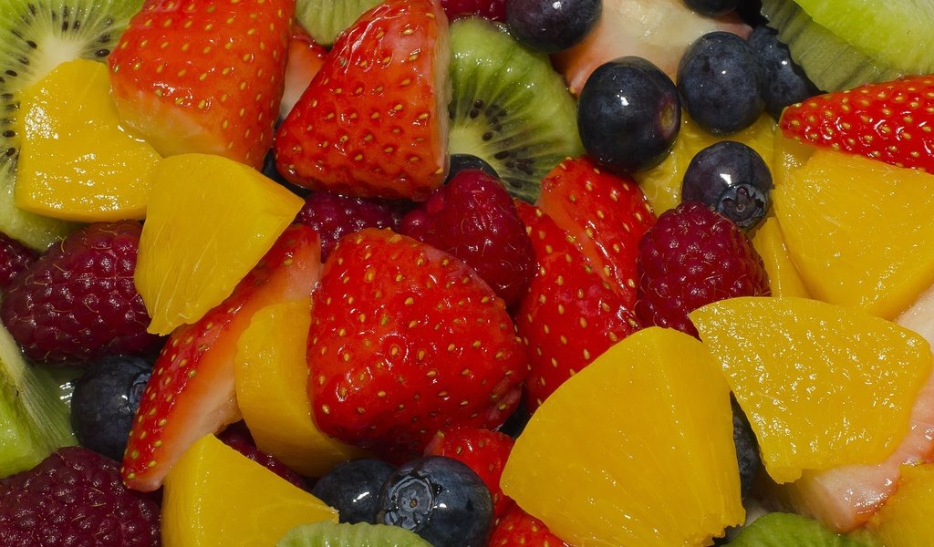 Обои малина, фрукты, клубника, ягоды, персики, киви, черника, фруктовый салат, raspberry, fruit, strawberry, berries, peaches, kiwi, blueberries, fruit salad разрешение 2048x1463 Загрузить