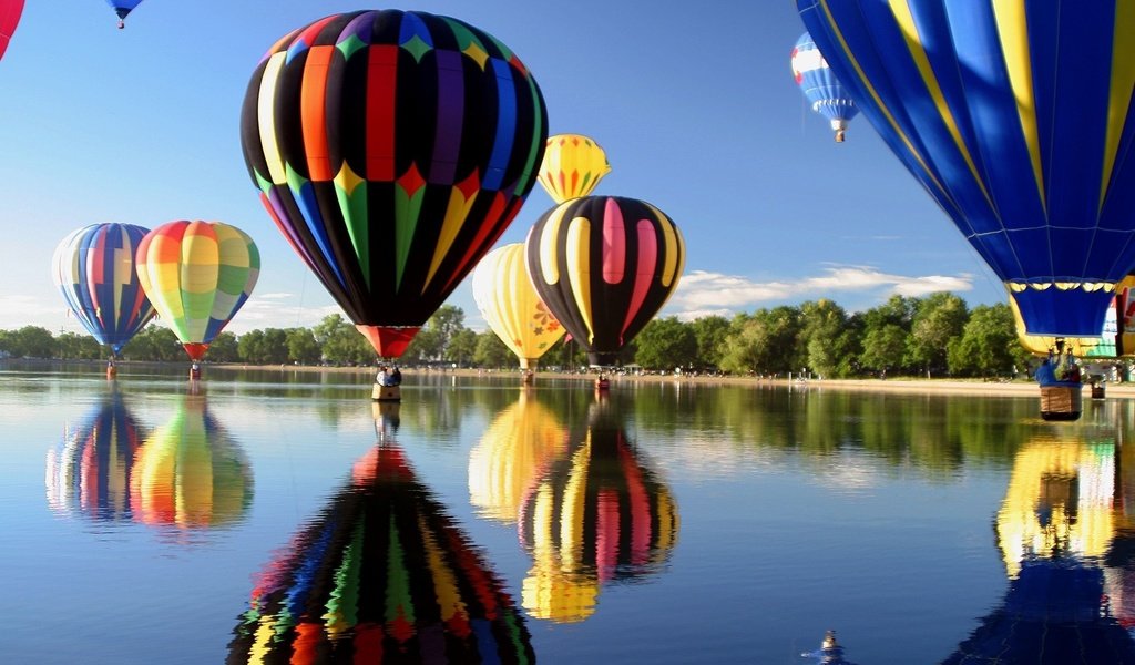 Обои небо, деревья, вода, озеро, воздушный шар, the sky, trees, water, lake, balloon разрешение 2560x1440 Загрузить