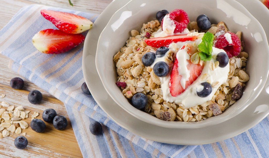 Обои клубника, черника, завтрак, мюсли, здоровые, завтрак каши, strawberry, blueberries, breakfast, muesli, healthy, breakfast cereal разрешение 4500x2981 Загрузить