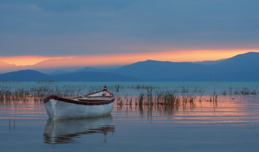 Обои озеро, горы, отражение, лодка, турция, бейшехир, таврские, lake, mountains, reflection, boat, turkey, beyşehir, taurus разрешение 2881x1620 Загрузить