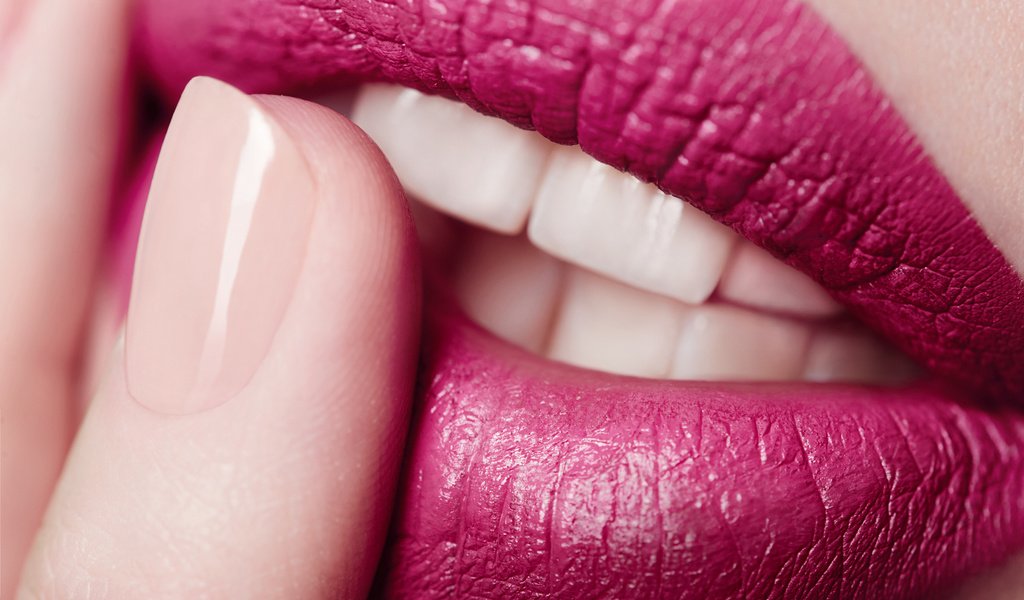 Обои губы, зубы, пальцы, помада, lips, teeth, fingers, lipstick разрешение 2000x1335 Загрузить