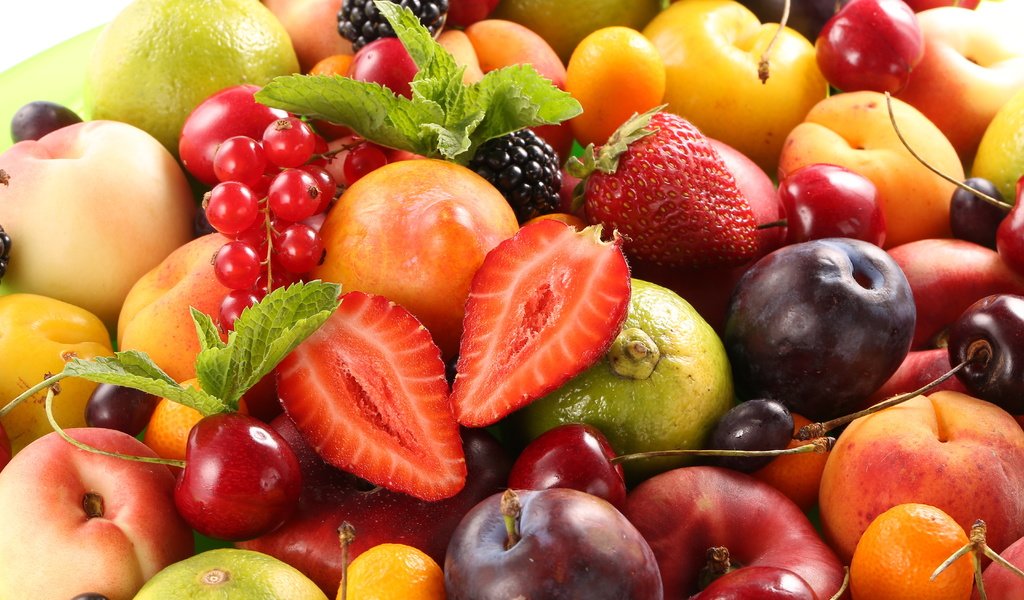 Обои фрукты, клубника, черешня, ягоды, лесные ягоды, персики, сливы, fruits, парное, fruit, strawberry, cherry, berries, peaches, plum, fresh разрешение 5760x3840 Загрузить