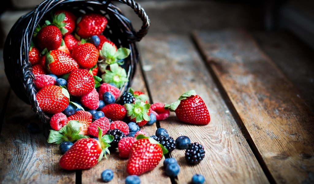 Обои макро, клубника, ягоды, черника, корзинка, ежевика, лукошко, macro, strawberry, berries, blueberries, basket, blackberry разрешение 4912x3264 Загрузить