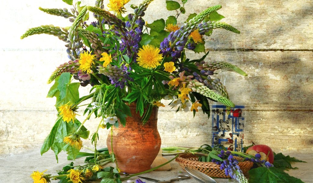 Обои цветы, лето, букет, одуванчики, ваза, люпин, flowers, summer, bouquet, dandelions, vase, lupin разрешение 2400x1601 Загрузить