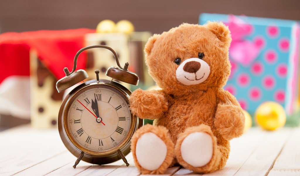 Обои улыбка, подарки, часы, мишка, игрушка, будильник, медвежонок, плюшевый медведь, smile, gifts, watch, bear, toy, alarm clock, teddy bear разрешение 1920x1200 Загрузить