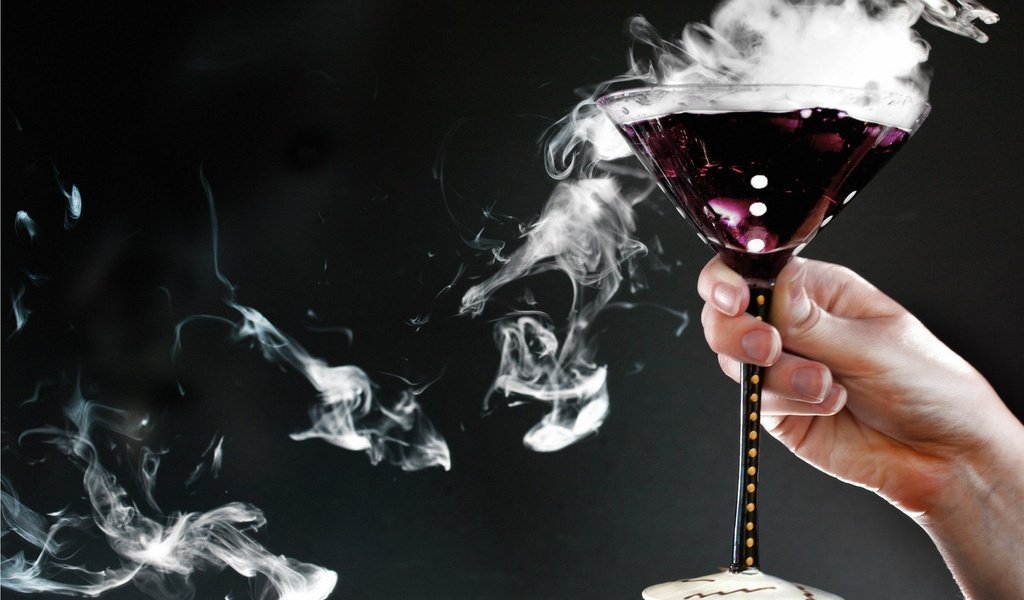Обои рука, напиток, дым, бокал, черный фон, коктейль, пальцы, алкоголь, hand, drink, smoke, glass, black background, cocktail, fingers, alcohol разрешение 2560x1600 Загрузить