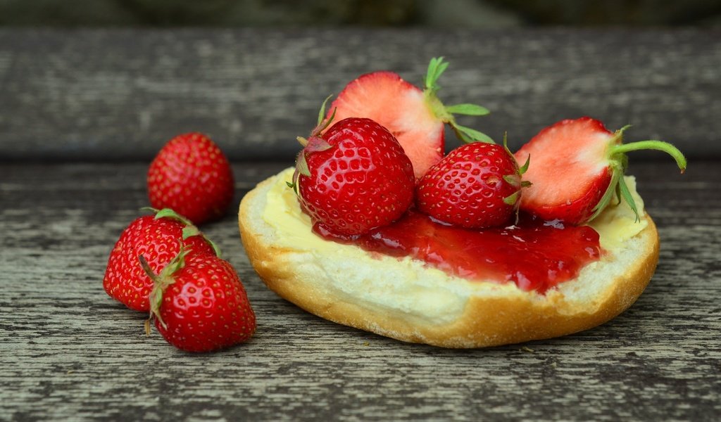 Обои клубника, ягоды, булочка, варенье, сдоба, strawberry, berries, bun, jam, muffin разрешение 2560x1440 Загрузить