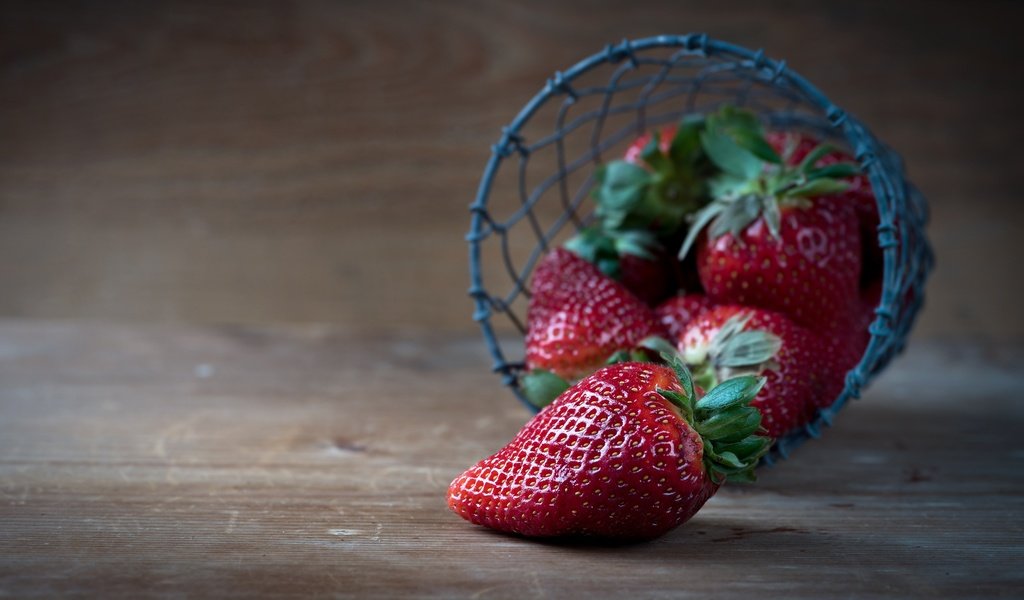 Обои фон, клубника, доски, ягоды, корзинка, background, strawberry, board, berries, basket разрешение 3000x1687 Загрузить