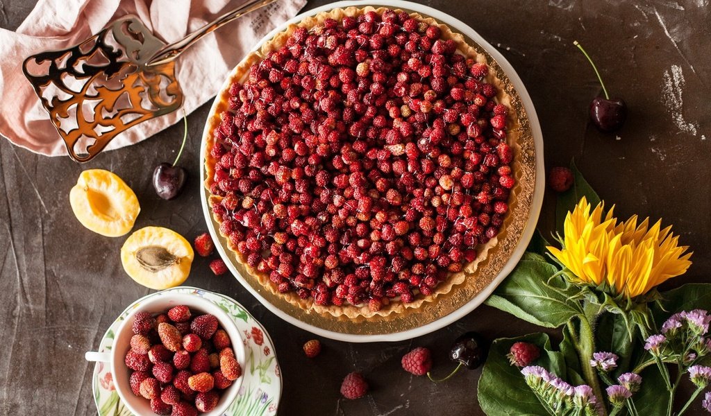 Обои ягоды, земляника, выпечка, пирог, начинка, berries, strawberries, cakes, pie, filling разрешение 2048x1343 Загрузить