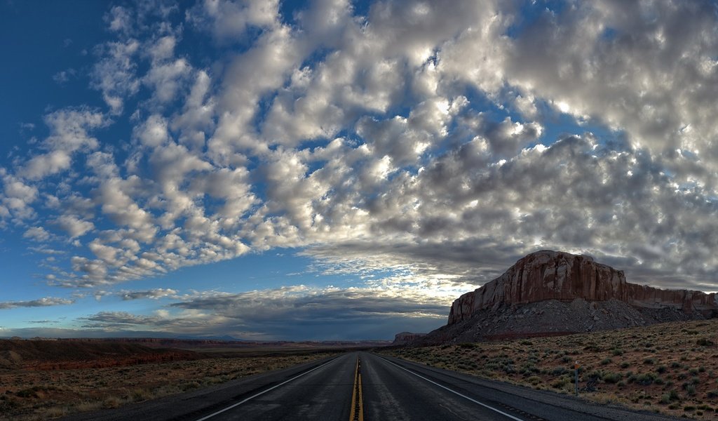 Обои небо, дорога, облака, природа, пейзаж, поле, пустыня, гора, the sky, road, clouds, nature, landscape, field, desert, mountain разрешение 2048x1110 Загрузить