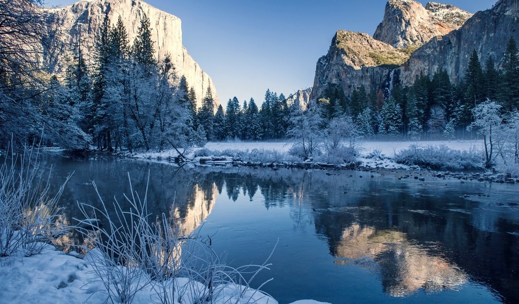 Обои деревья, река, горы, природа, зима, отражение, пейзаж, trees, river, mountains, nature, winter, reflection, landscape разрешение 2880x1800 Загрузить