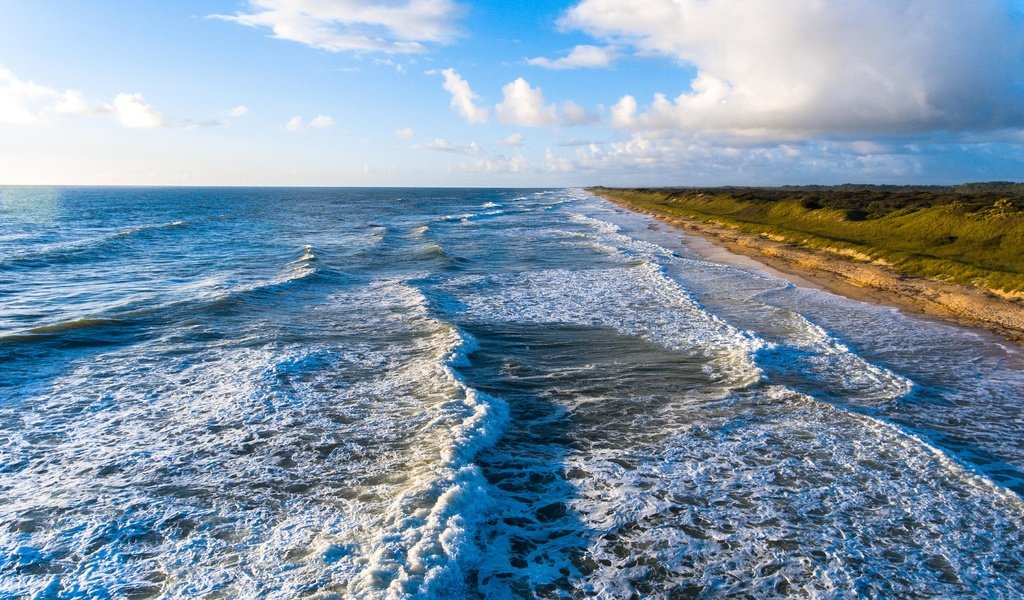 Обои небо, облака, берег, волны, море, горизонт, прибой, the sky, clouds, shore, wave, sea, horizon, surf разрешение 3752x2107 Загрузить