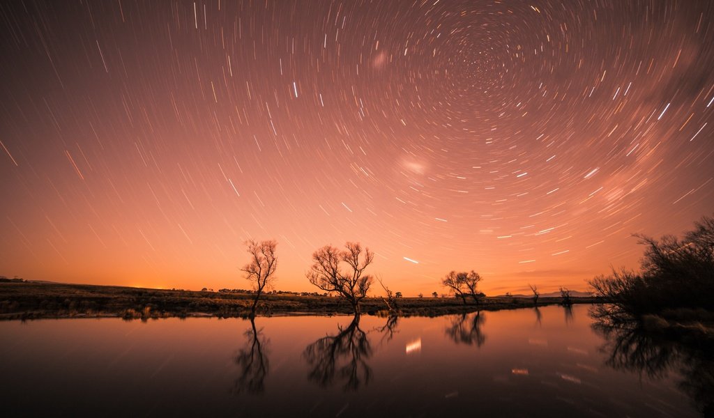 Обои небо, ночь, деревья, вода, река, природа, отражение, звезды, the sky, night, trees, water, river, nature, reflection, stars разрешение 5472x3648 Загрузить