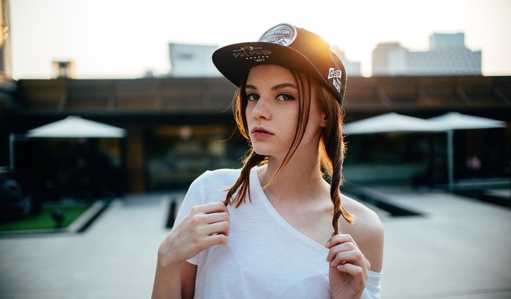 Обои девушка, портрет, взгляд, кепка, майка, шатенка, боке, girl, portrait, look, cap, mike, brown hair, bokeh разрешение 2048x1367 Загрузить