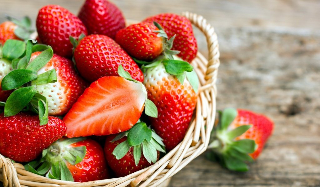 Обои клубника, ягоды, корзинка, strawberry, berries, basket разрешение 2560x1675 Загрузить