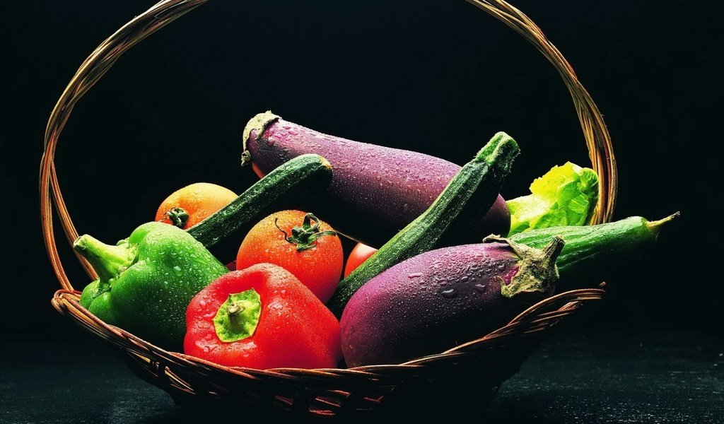 Обои корзина, баклажаны, перцы, basket, eggplant, peppers разрешение 2560x1440 Загрузить