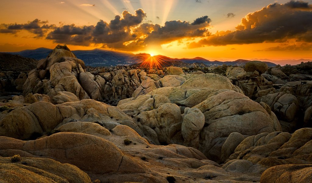 Обои облака, валуны, горы, скалы, солнце, камни, закат, сша, рельеф, clouds, boulders, mountains, rocks, the sun, stones, sunset, usa, relief разрешение 2925x2048 Загрузить