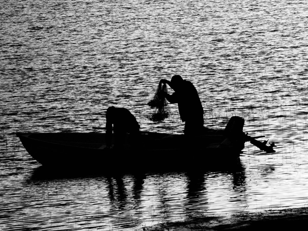 Обои вода, люди, черно-белая, лодка, рыбалка, water, people, black and white, boat, fishing разрешение 3032x2016 Загрузить